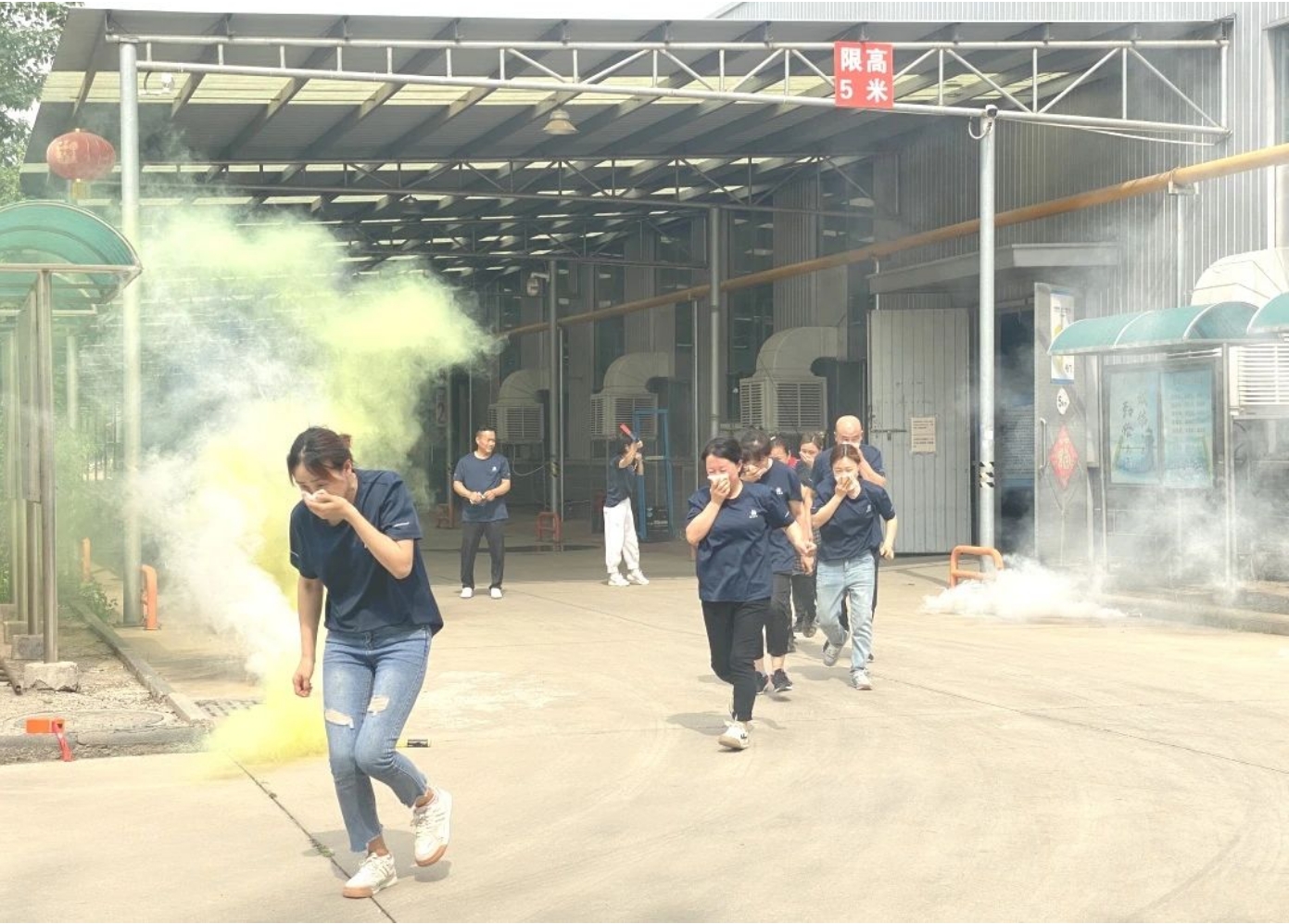 以“演”为战，以“练”筑防——婷婷伊人五月天色综合激情网_欧美—区二区在线观看_韩国禁欲系高级感电影_九九影院在线观看免费最新电视剧_无人区高清电影免费观看.......组织企业开展应急演练观摩会(图3)