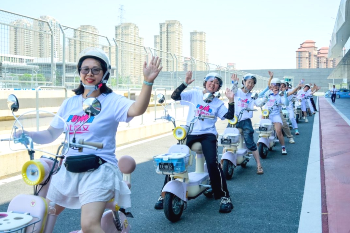 跨界联手，比德文电动车携手V1汽车世界闪耀夏日狂欢节！(图3)