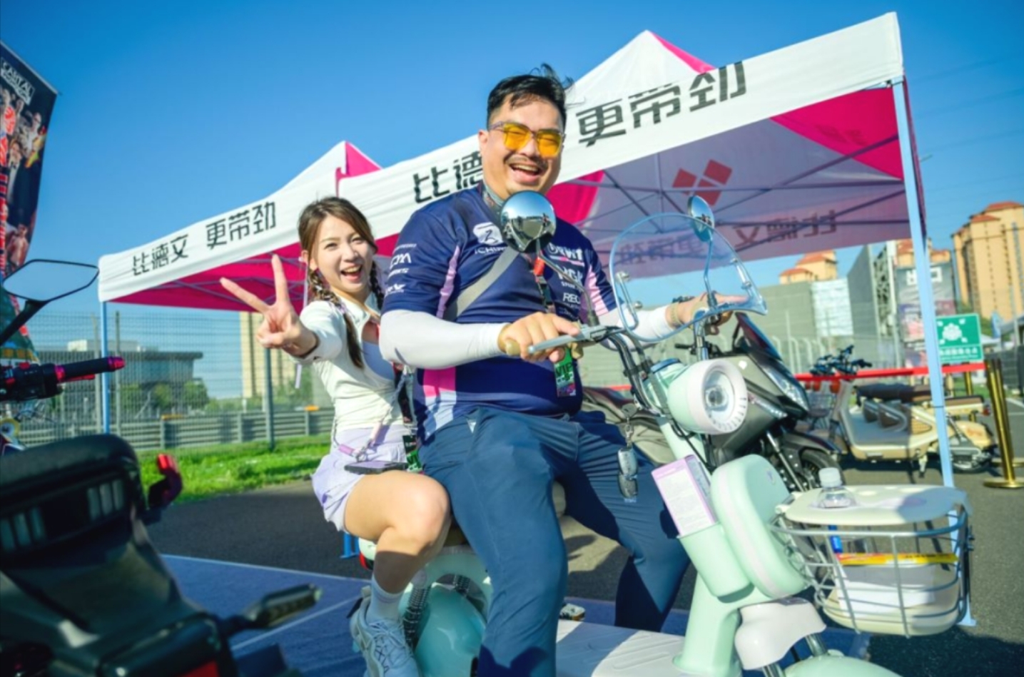 跨界联手，比德文电动车携手V1汽车世界闪耀夏日狂欢节！(图2)